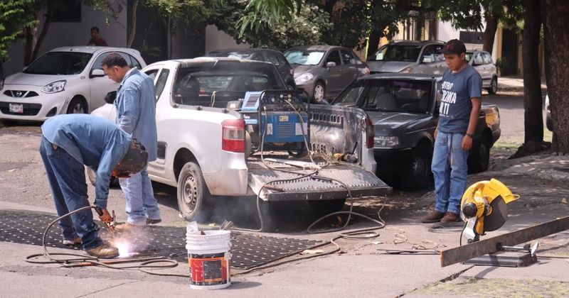 En este momento estás viendo Ayuntamiento capitalino repara alcantarilla en Guadalajarita tras reporte ciudadano
