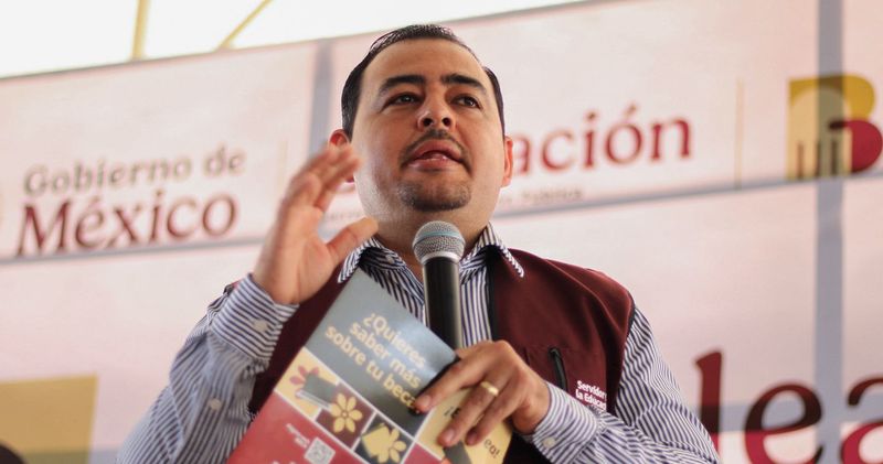 En este momento estás viendo Julio León y Becas Bienestar acercando la educación y la esperanza a todas las familias de México