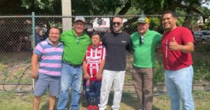 Lee más sobre el artículo De la cancha al compromiso social: Virgilio Mendoza y Matías Vuoso conviven con futbolistas en Manzanillo