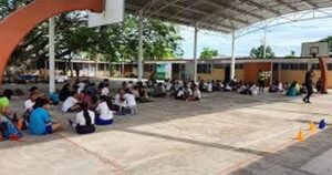 Lee más sobre el artículo Padres denuncian condiciones críticas en el CAM de Tecomán: niños con discapacidad toman clases bajo el sol y entre riesgos