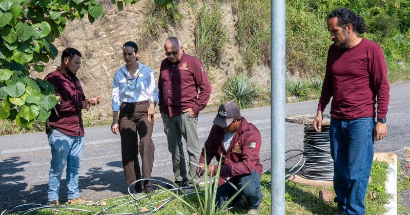 En este momento estás viendo Rosi Bayardo cumple a las familias de La Rosa y El Huizcolote con instalación de luminarias