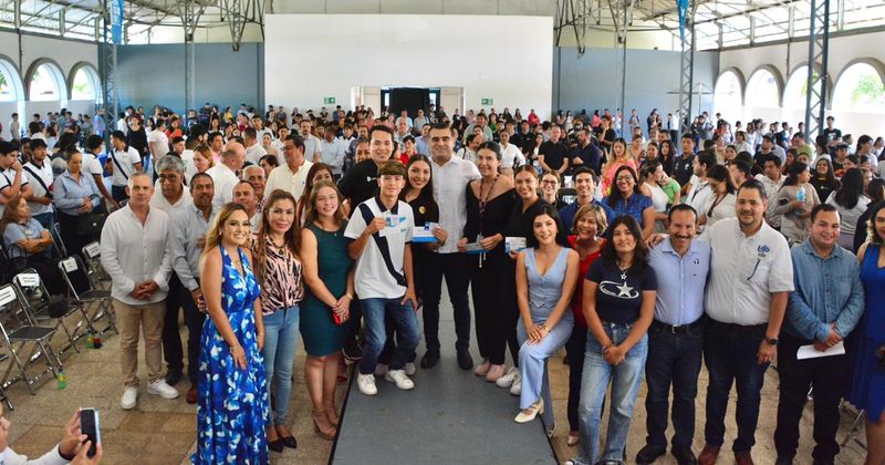 En este momento estás viendo Riult Rivera entrega 500 becas de transporte a estudiantes