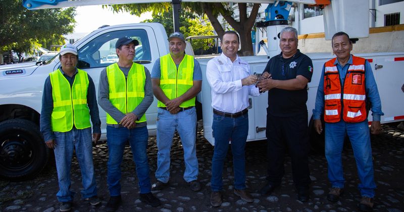 En este momento estás viendo Armando Reyna entrega grúa con canastilla hidráulica a la Dirección de Seguridad Pública y Policía Vial