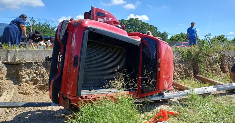 En este momento estás viendo Seis personas lesionadas tras volcadura en la autopista Colima-Manzanillo