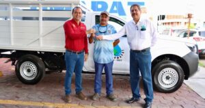 Lee más sobre el artículo Entregan vehículo para reforzar servicio de agua en Tecomán