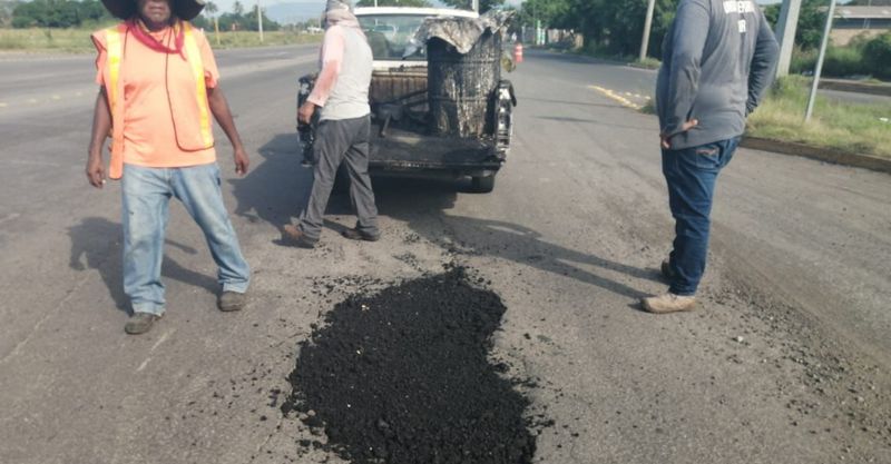 En este momento estás viendo Refuerza Tecomán trabajos de bacheo en vialidades clave del municipio