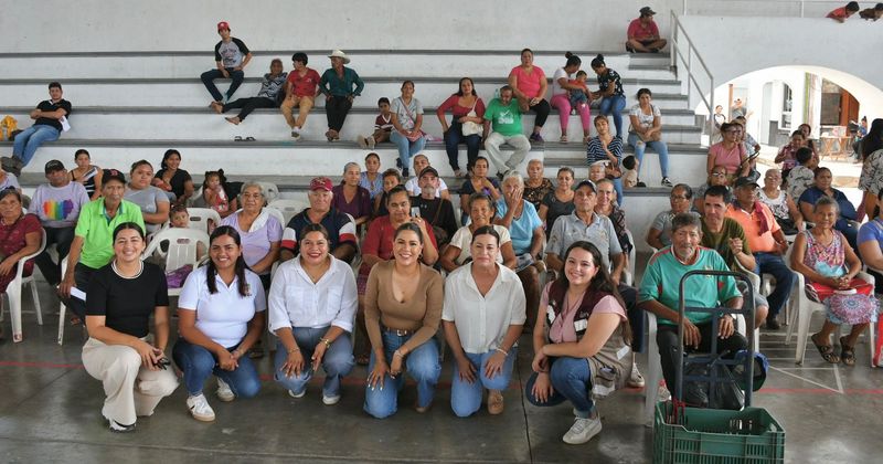 En este momento estás viendo Entregan DIF Municipal y Estatal más de 100 dotaciones alimentarias a familias de Armería