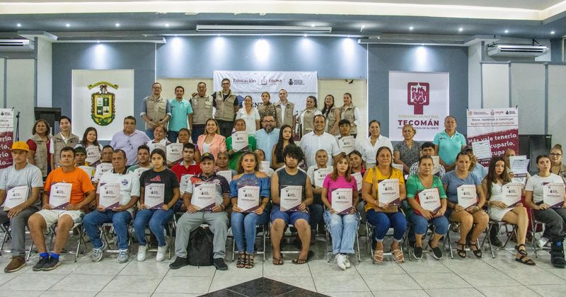 En este momento estás viendo Gobierno de Tecomán e IEEA entregan certificados de primaria y secundaria