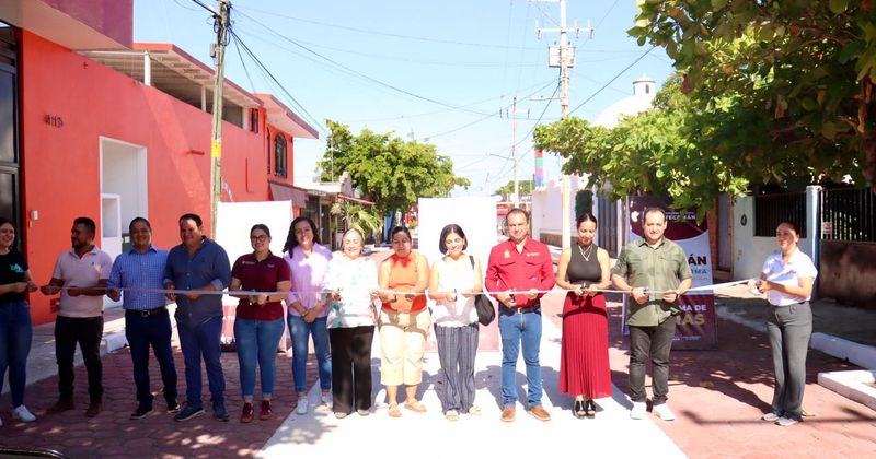 En este momento estás viendo Armando Reyna entrega obra de pavimentación en la calle Allende de Tecomán