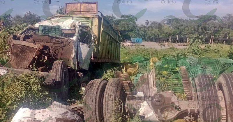 En este momento estás viendo Dos lesionados tras volcadura de camión cargado de limón en la Tecomán–Cerro de Ortega