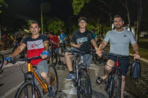 Lee más sobre el artículo Decenas de familias disfrutaron del Bicipaseo Familiar Nocturno en Tecomán