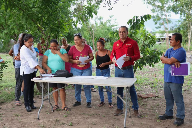 En este momento estás viendo Armando Reyna se reúne con vecinos de Puertas Cuatas y La Unión para atender temas de regularización y servicios