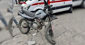 Lee más sobre el artículo Dos jóvenes lesionados tras chocar su motocicleta contra camioneta en Tecomán