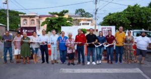 Lee más sobre el artículo Armando Reyna entrega rehabilitación de drenaje y nueva pavimentación en Tecomán