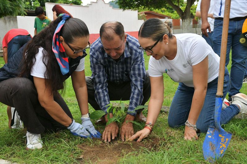En este momento estás viendo Alcalde de Armería y Voluntariado UdeC impulsan jornada #ReforestAcción en colonia Independencia