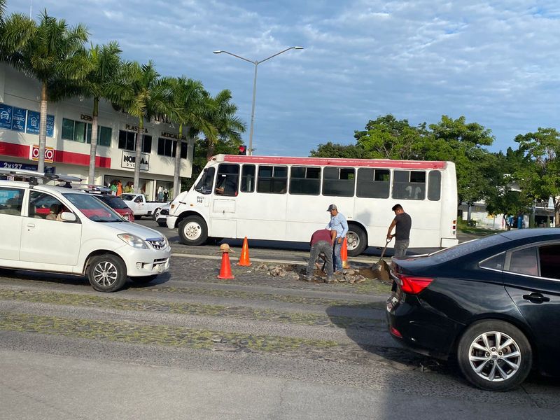 En este momento estás viendo Refuerzan trabajos de empedrado en avenidas principales de Colima