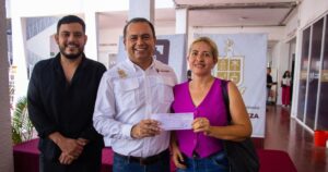 Lee más sobre el artículo Armando Reyna entrega apoyos económicos a ciudadanas y ciudadanos de Tecomán