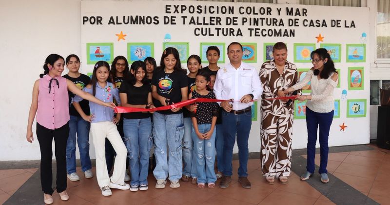 En este momento estás viendo Armando Reyna inaugura exposición de pintura ‘Color y Mar’ en la Presidencia Municipal