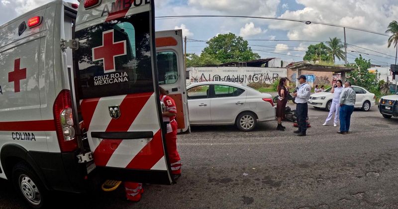 En este momento estás viendo Choque entre auto y motocicleta deja un lesionado en Colima