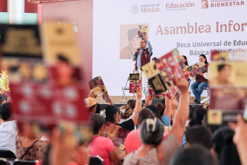En este momento estás viendo Julio León encabeza asambleas informativas sobre la Beca Rita Cetina en Colima