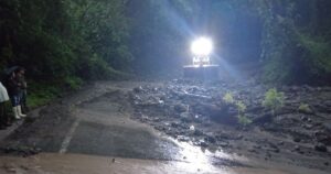 Lee más sobre el artículo Se restablece parcialmente la circulación en la carretera Comala–San Antonio tras derrumbe