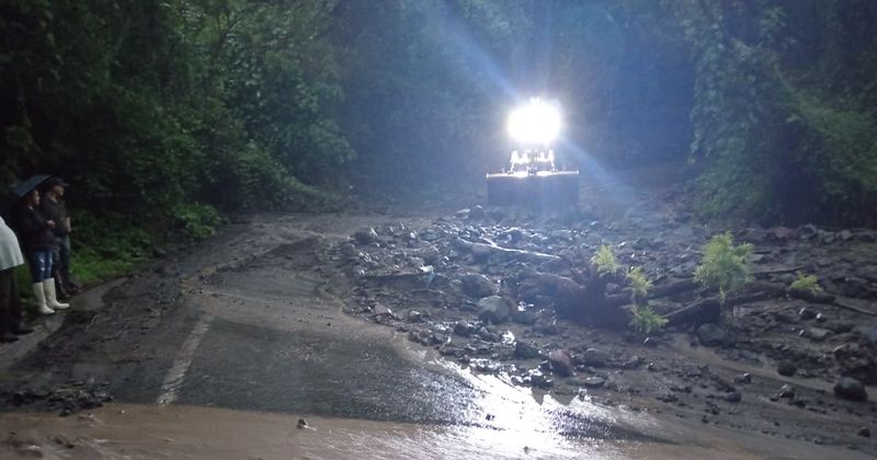 En este momento estás viendo Se restablece parcialmente la circulación en la carretera Comala–San Antonio tras derrumbe