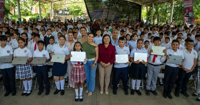En este momento estás viendo Indira Vizcaíno entrega ColiBecas Computadoras a 362 estudiantes de secundaria en Cuauhtémoc