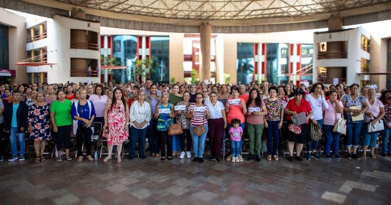 En este momento estás viendo Entregan tarjetas de Pensión Mujeres Bienestar a 700 nuevas beneficiarias en Colima