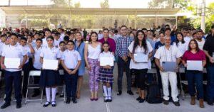Lee más sobre el artículo Indira Vizcaíno entrega 680 computadoras gratuitas a estudiantes y docentes de Comala