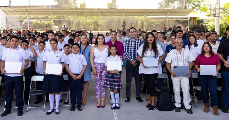 En este momento estás viendo Indira Vizcaíno entrega 680 computadoras gratuitas a estudiantes y docentes de Comala