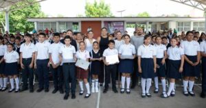 Lee más sobre el artículo Estudiantes de secundaria de Ixtlahuacán reciben sus ColiBecas Computadoras del Gobierno del Estado