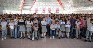 Lee más sobre el artículo Más de 1,900 estudiantes de secundaria en Villa de Álvarez reciben ColiBecas Computadoras