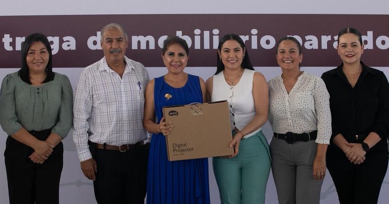 En este momento estás viendo Gobernadora entregó mobiliario a docentes de secundarias de Colima y Villa de Álvarez, por más de 2.3 mdp