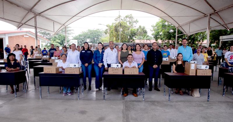 En este momento estás viendo Indira Vizcaíno entregó 2 mil 349 ColiBecas Computadoras a estudiantes de Tecomán