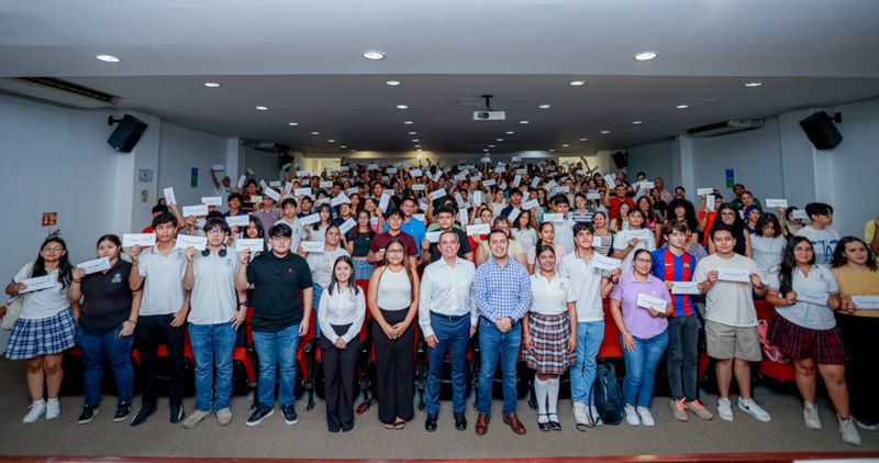 En este momento estás viendo UdeC y FEC entregan 300 becas de transporte a estudiantes de Colima