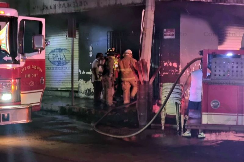 En este momento estás viendo Se incendia local en el centro de Tecomán; almacenaba carritos montables y otros artículos