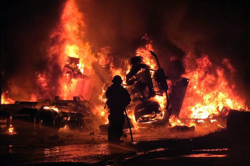 En este momento estás viendo Chocan tráileres en la autopista Colima – Manzanillo; cierran totalmente vialidad por maniobras
