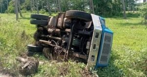 Lee más sobre el artículo Camión tipo volteo se vuelca en el libramiento ‘Fernando Moreno’ en Tecomán; no hubo lesionados