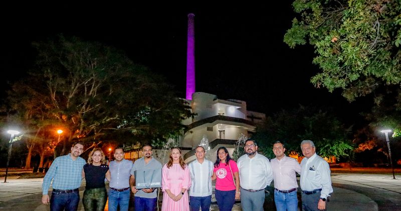 En este momento estás viendo Iluminan de rosa el chacuaco del antiguo ingenio de San Rafael en apoyo a la lucha contra el cáncer de mama