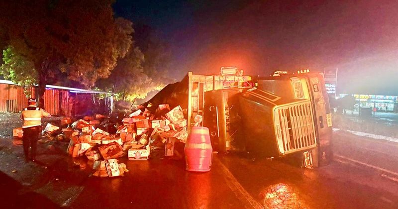 En este momento estás viendo Tráiler cargado con plátano cae a una zanja por falta de señalización