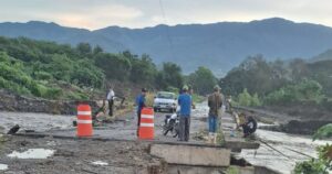 Lee más sobre el artículo Cierran puente en Ixtlahuacán por daños ocasionados por la corriente; trabajan en rehabilitación