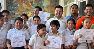 Lee más sobre el artículo Reconoce regidor Jorge González a estudiante Shadani por su sobresaliente participación en la Olimpiada del Conocimiento