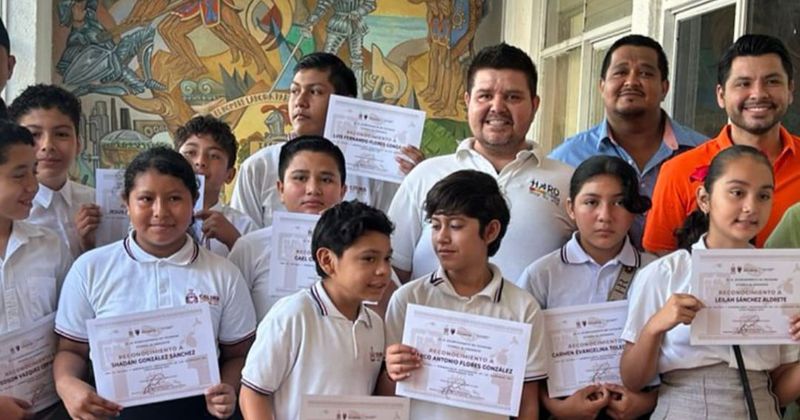 En este momento estás viendo Reconoce regidor Jorge González a estudiante Shadani por su sobresaliente participación en la Olimpiada del Conocimiento