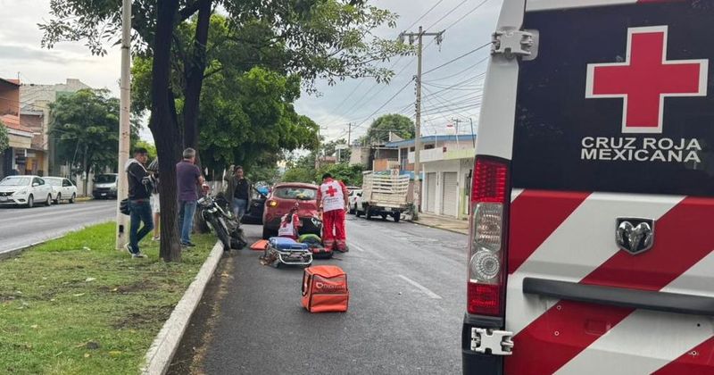 En este momento estás viendo Dos personas lesionadas en choque entre motocicleta y automóvil en Villa de Álvarez
