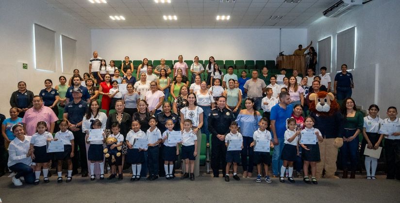 En este momento estás viendo Rosi Bayardo reconoce la colaboración de escuelas de Manzanillo en la prevención del delito