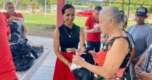 Lee más sobre el artículo DIF Municipal de Tecomán beneficia a más de 50 familias de Santa Rosa con entrega de despensas