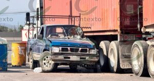 Lee más sobre el artículo Un lesionado tras choque entre camioneta con jornaleros y tráiler en gasolinera de la autopista Manzanillo–Colima