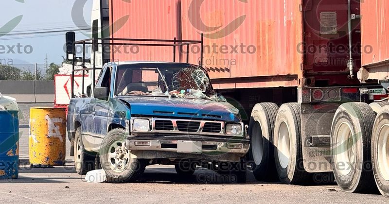 En este momento estás viendo Un lesionado tras choque entre camioneta con jornaleros y tráiler en gasolinera de la autopista Manzanillo–Colima