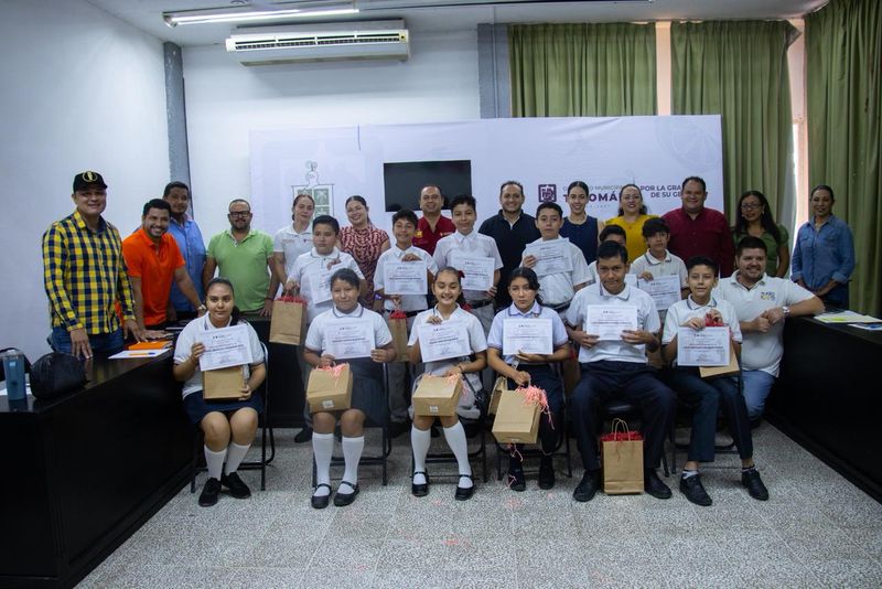 En este momento estás viendo Cabildo de Tecomán reconoce a estudiantes destacados en Olimpiadas del Conocimiento Infantil