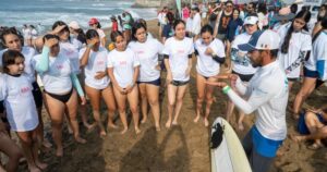Lee más sobre el artículo Encabeza Rosi Bayardo clase masiva de surf ‘Mujeres del Mar’